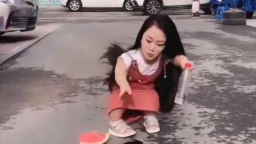 小姐姐摔瓜后捡瓜吃,小姐姐的可爱日常瞬间