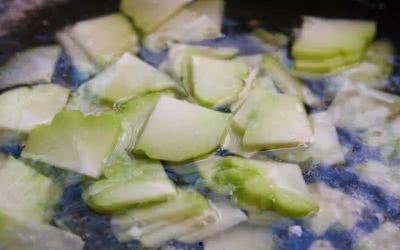 佛手瓜腌制冬天吃,佛手瓜腌制，家常美味尽享冬季时光